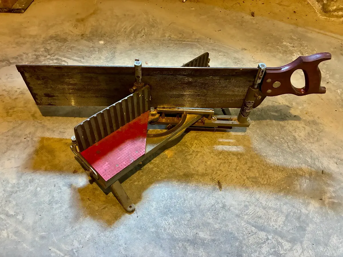 Millers Falls Co (Greenfield MA) Miter Box with Backsaw