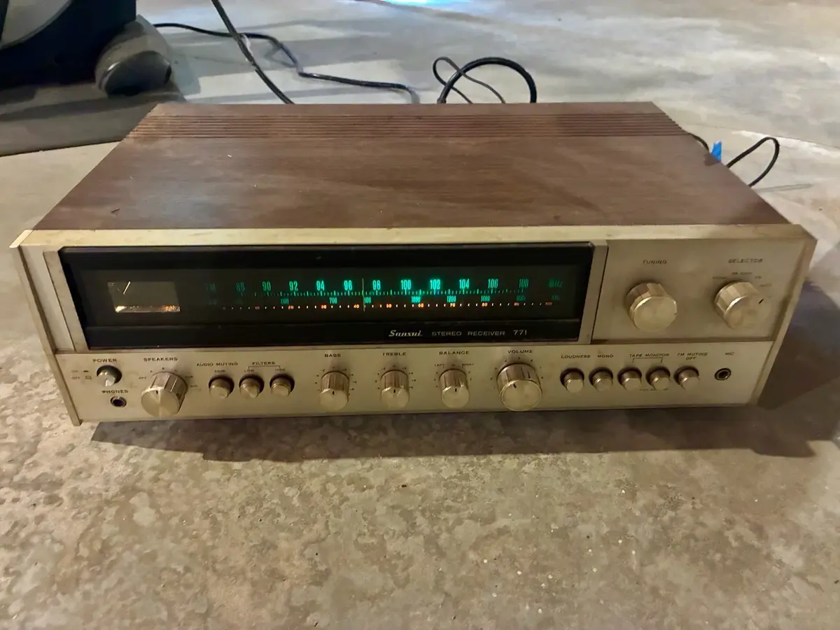 Sansui Stereo Receiver 771 (Turns on)
