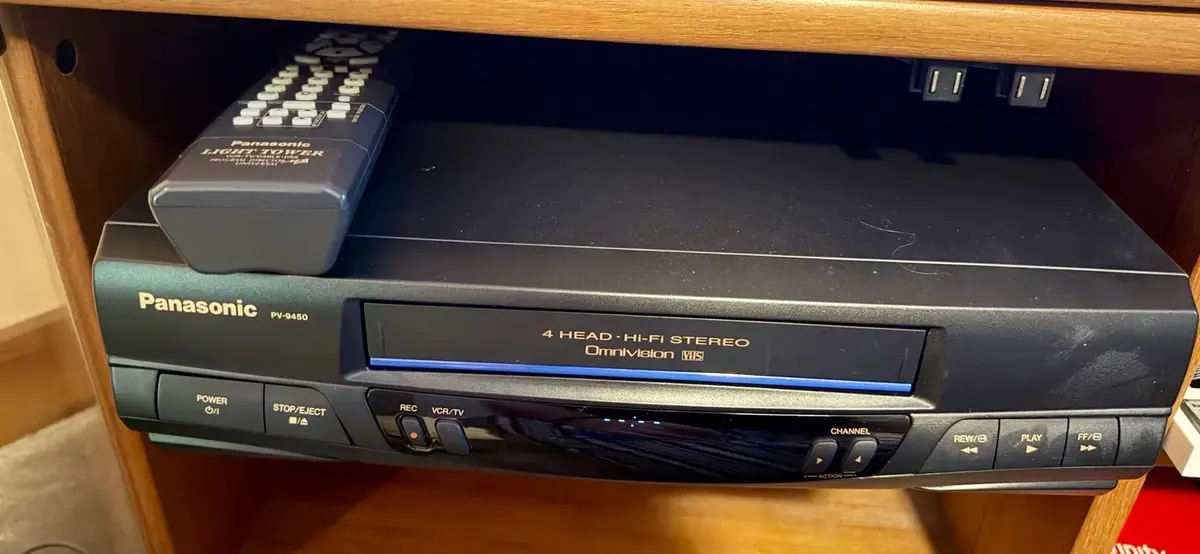  Panasonic PV-9450 Omnivision 4-Head Hi-Fi Stereo VCR With Remote