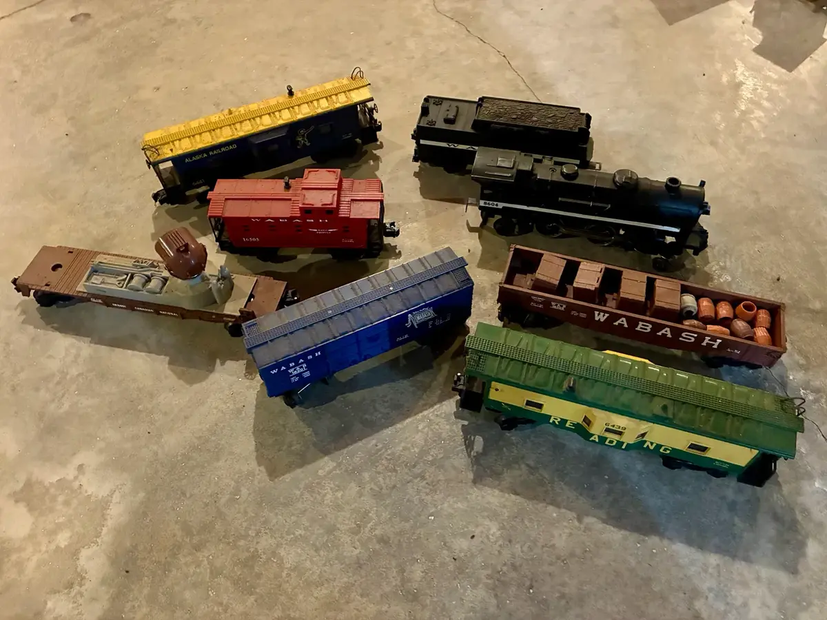 (8) Lionel Model Trains