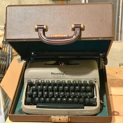 1950s vintage Remington Travel-Riter portable manual typewriter With Case