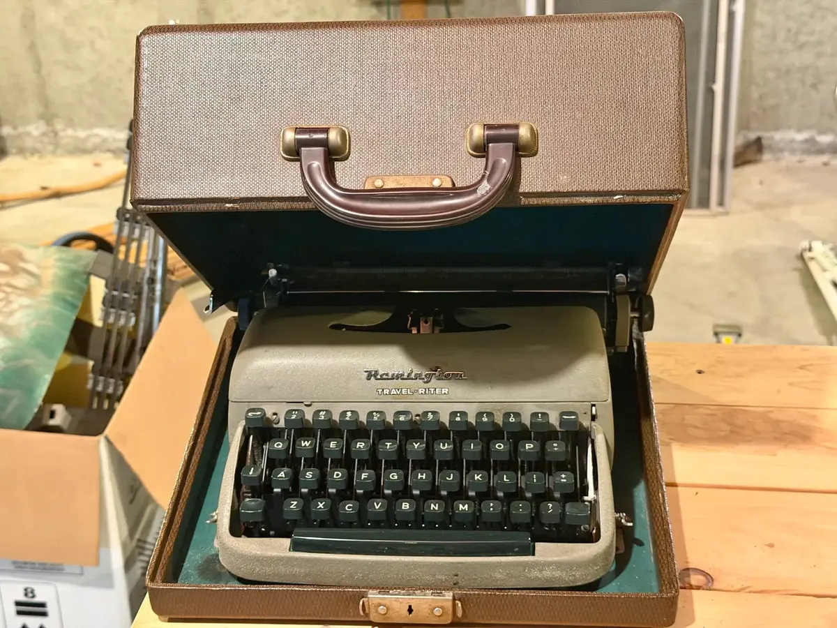 1950s vintage Remington Travel-Riter portable manual typewriter With Case