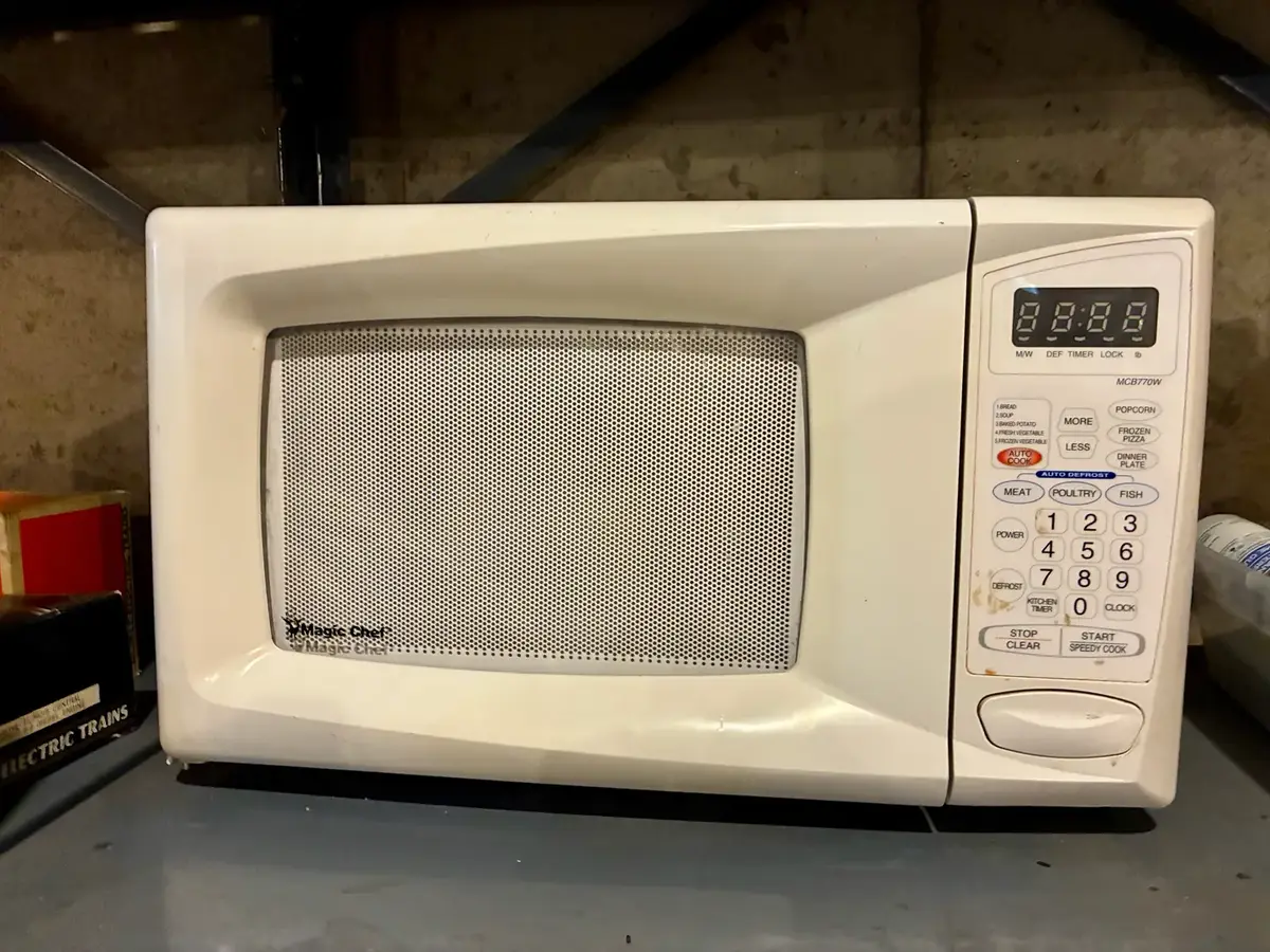 Magic Chef Microwave (Untested)