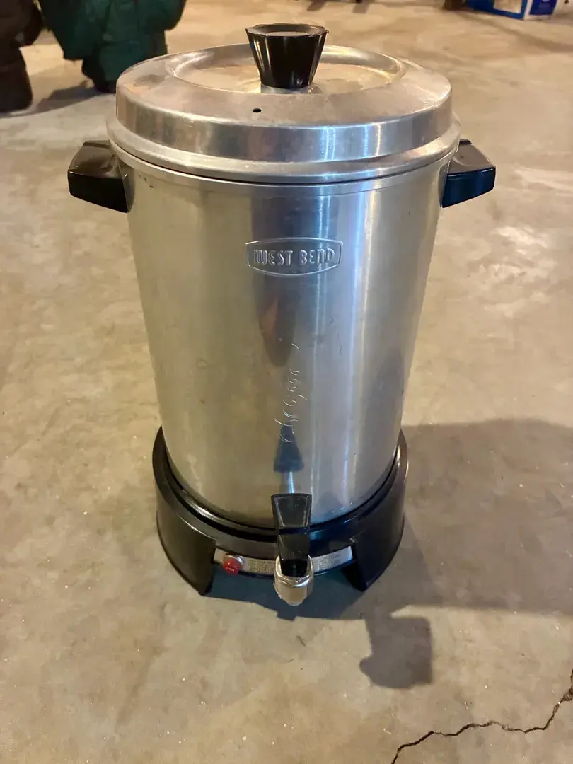 West Bend 30-Cup Coffee Maker (Turns on)
