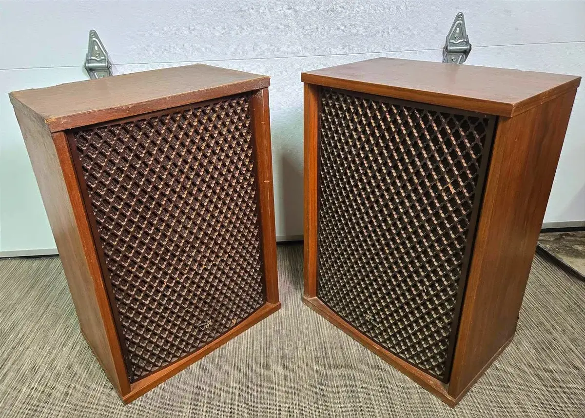 Sansui SP-3500 Speakers - 18x11x25"
