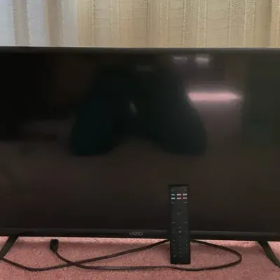 Vizio Flat Screen TV with Remote Model D32h-G9