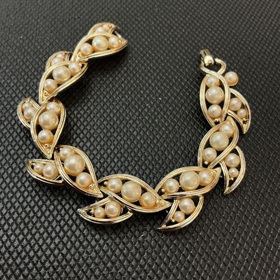 Vintage Lisner Gold Tone Simulated Faux Pearl Link Bracelet