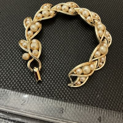 Vintage Lisner Gold Tone Simulated Faux Pearl Link Bracelet