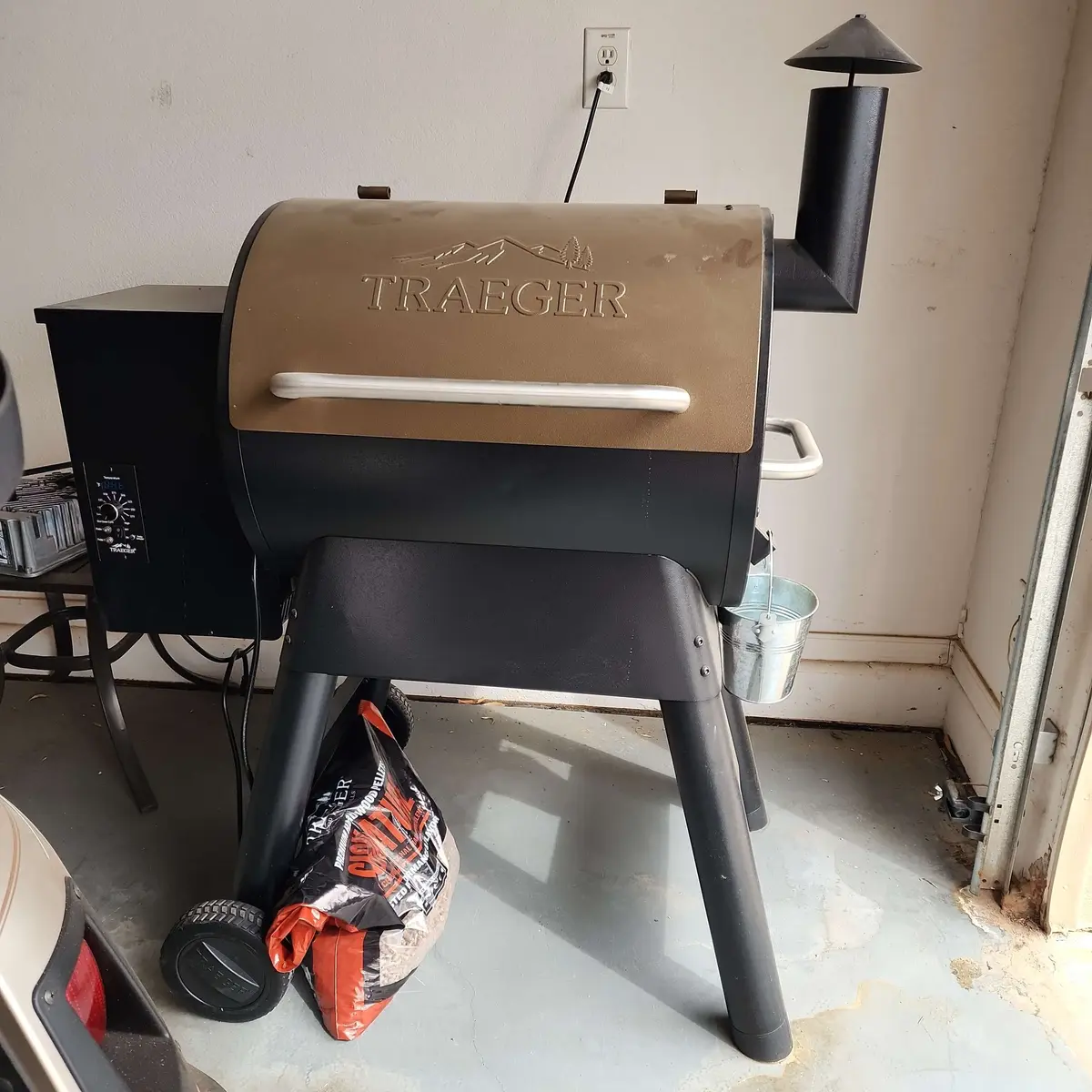 Traeger Wood Pellet Grill & Smoker, Pro Series, Black With Brown Lid, Extra Wood Pellets 