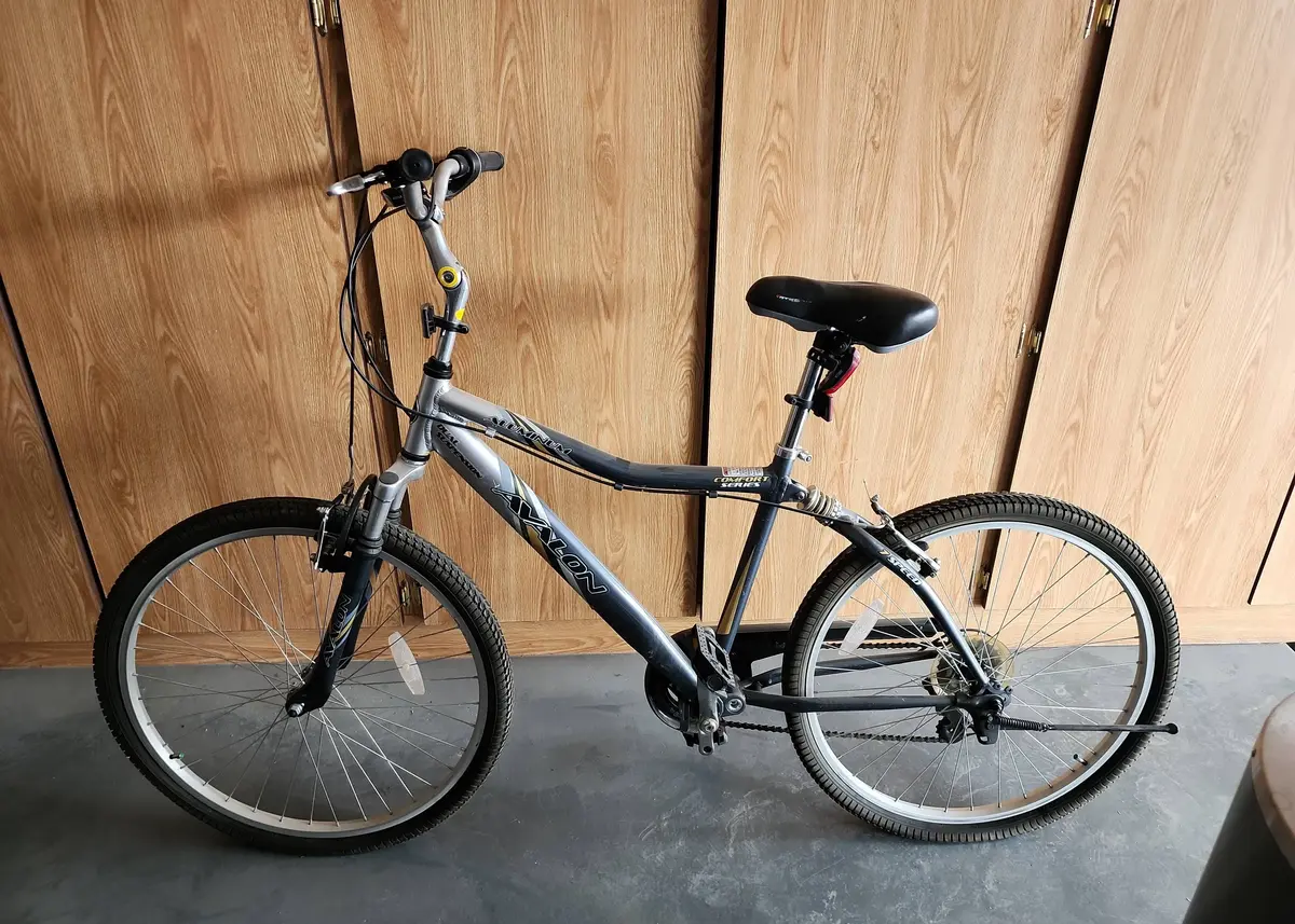 Silver 26" Avalon Aluminum Dual Suspension Bicycle, Comfort Series, 7 Speed, Helmet