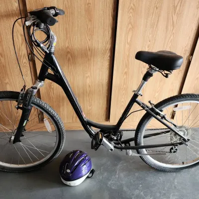 26" Black Specialized Expedition Sport Series Bicycle, 7 Speed, Medium Frame, With Purple Helmet 
