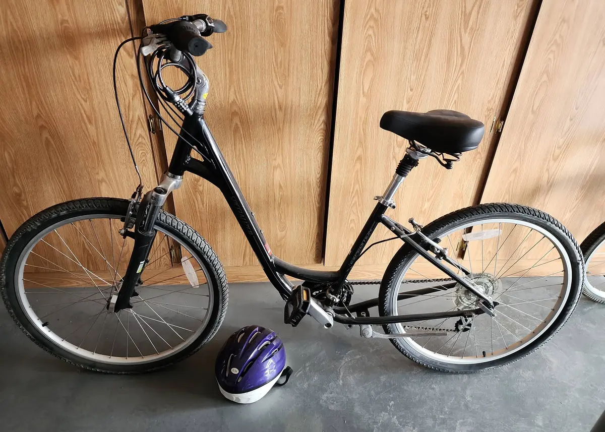 26" Black Specialized Expedition Sport Series Bicycle, 7 Speed, Medium Frame, With Purple Helmet 