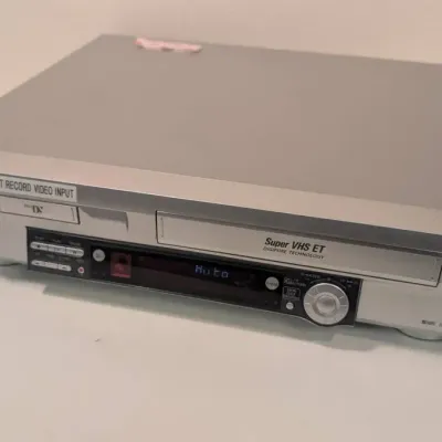 JVC HR-DVS3U MiniDV / S-VHS Combination Double-Deck VCR