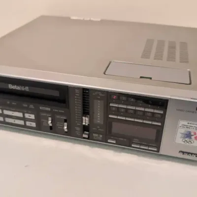 Sanyo VCR-7200 Beta hi-fi Video Cassette Recorder, A Vintage Front-loading Betamax Deck