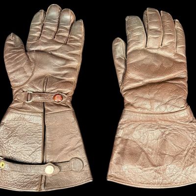 Sale Photo Thumbnail #398: RARE 1937 Luftwaffe Gauntlets, III. Lehr-Geschw.