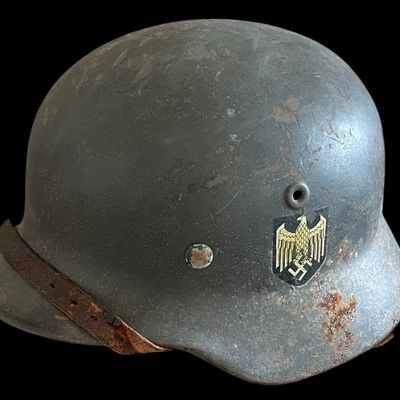 Sale Photo Thumbnail #476: WWII German Heer M35 Double-Decal Helmet, Q68