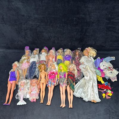 Vintage Hasbro Mego Fashion Doll Lot With Clothing And Accessories