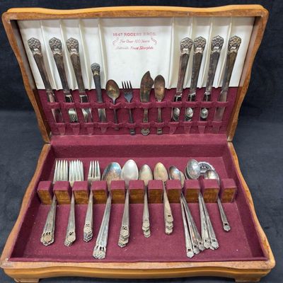 Eternally Yours 1847 Rogers Bros Silver Plate 59 Pieces with Wooden Case
