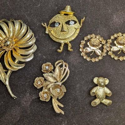 Vintage Gold Tone Rose Teddy Bear Smiling Face Flowers Brooch Pins