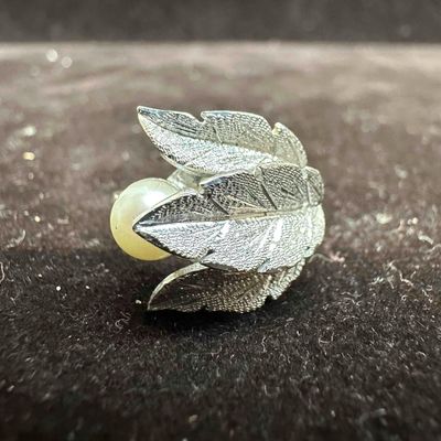 14K Gold Ring with River Pearl Setting and Leaf Motifs