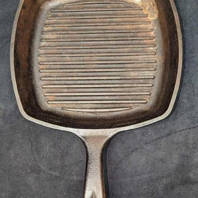 Vintage Lodge Cast Iron Skillet 10" Square Grill Pan