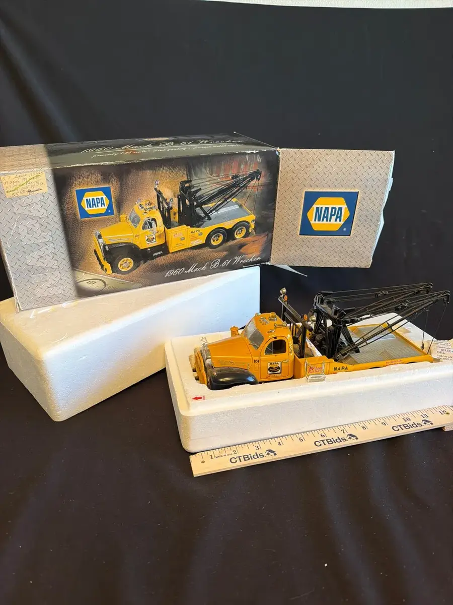 First Gear NAPA 1960 Mack B-61 Wrecker Tow Truck Die-Cast Model