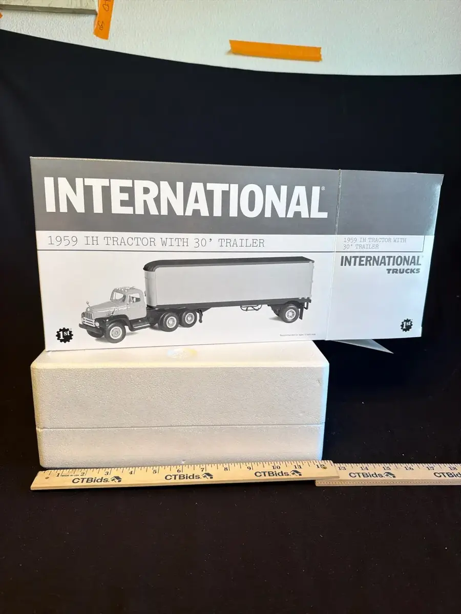 First Gear 1959 International IH Tractor with 30’ Trailer Die-Cast Model