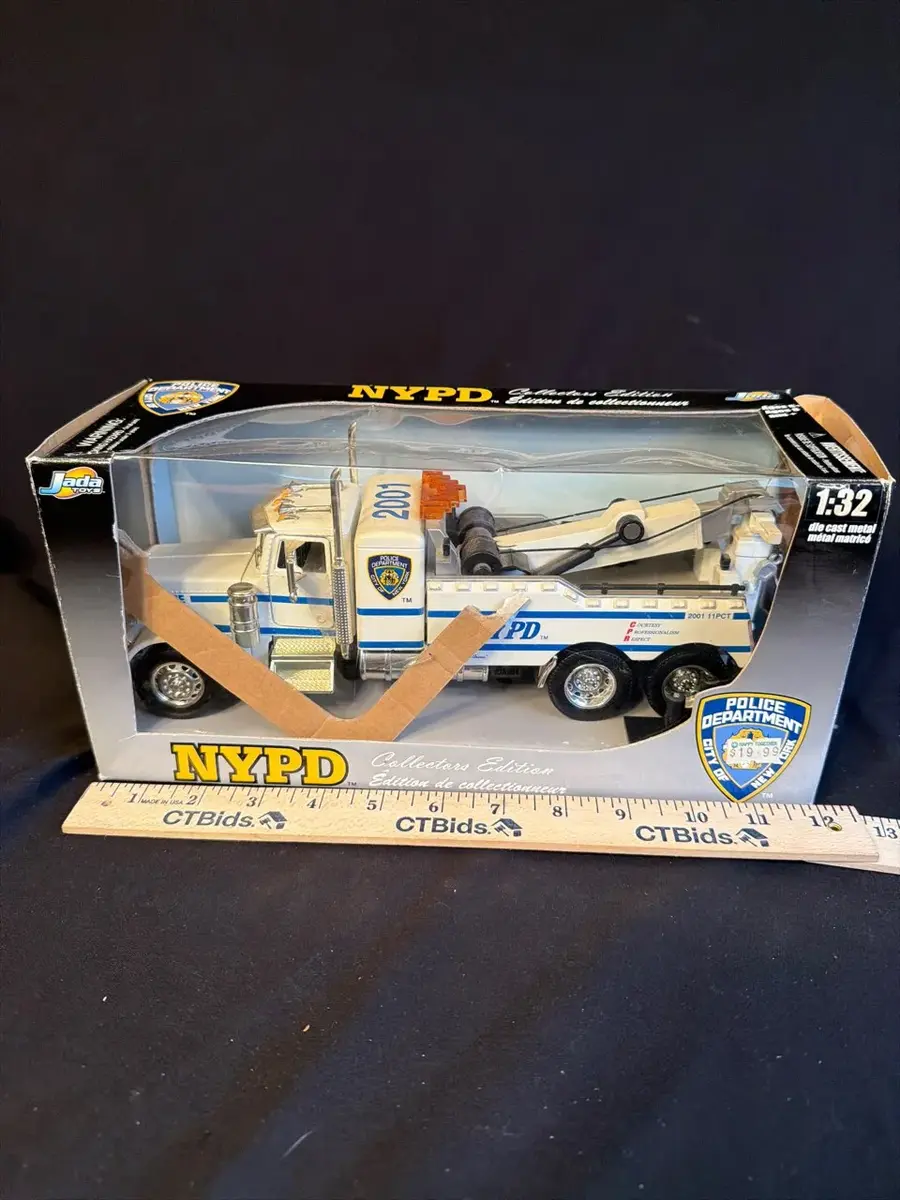 Jada Toys NYPD 2001 Tow Truck Collector’s Edition 1:32 Die-Cast – Boxed