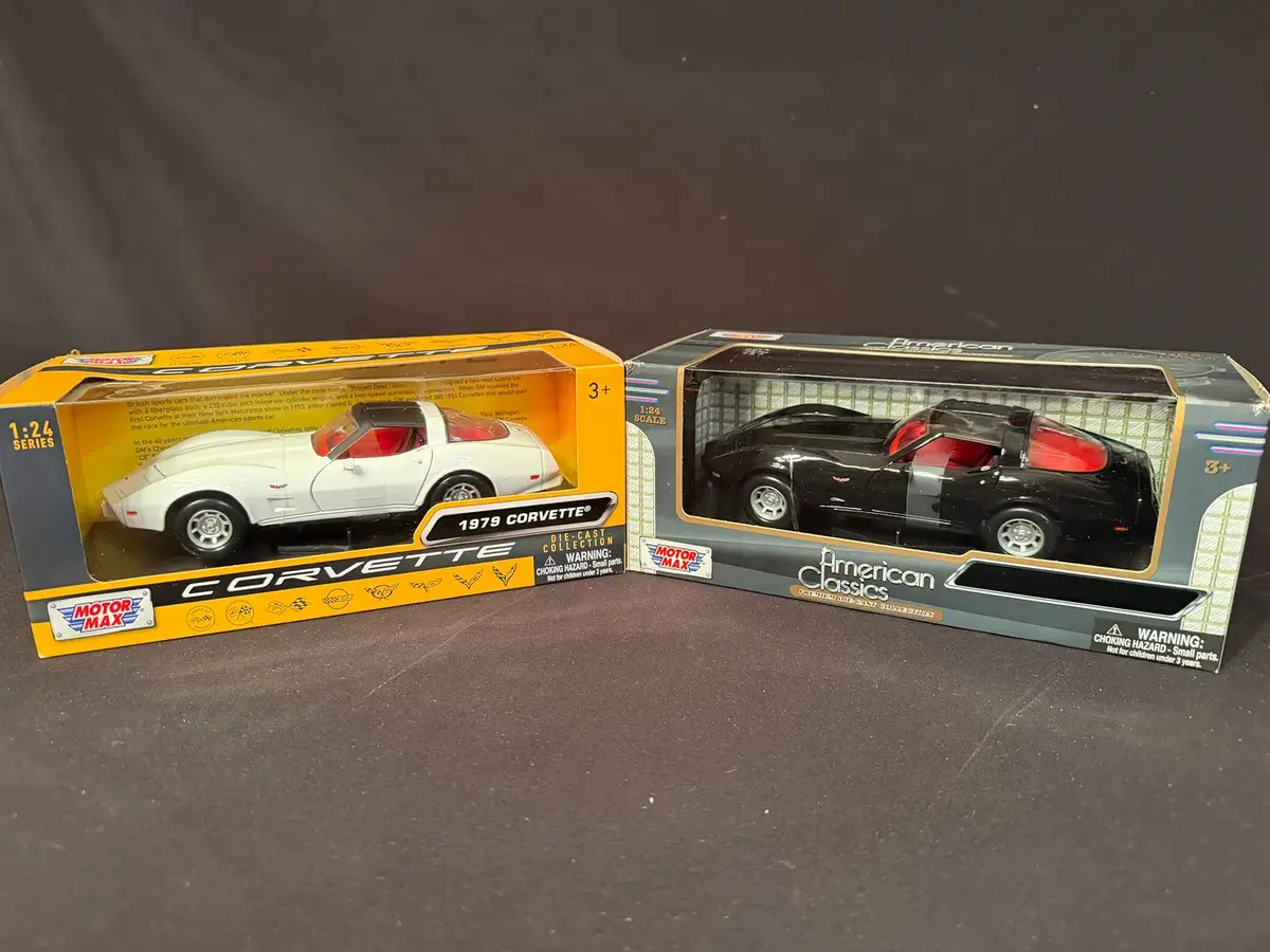 Motor Max 1:24 Chevrolet Corvette Die-Cast Pair – 1979 Stingray Models