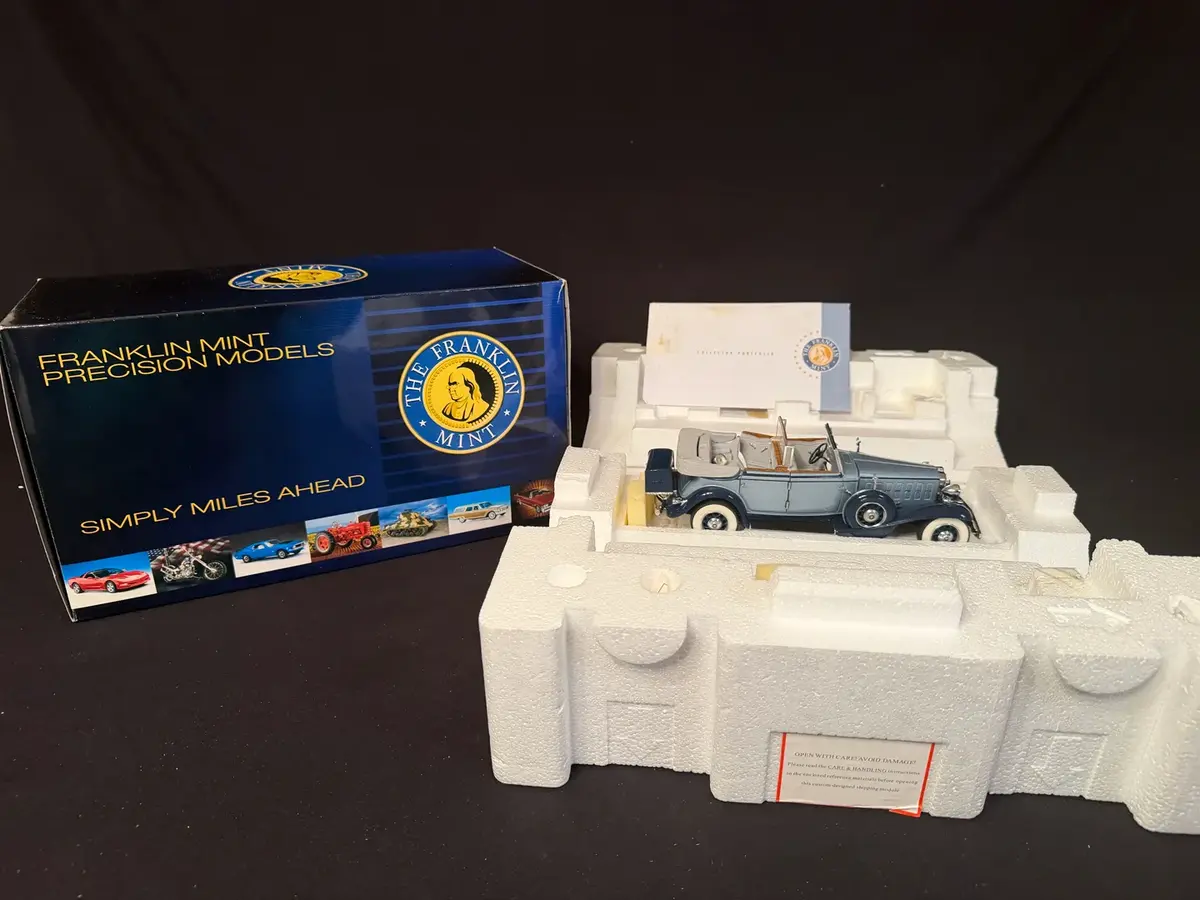 Franklin Mint Classic Cadillac Convertible 1:24 Die-Cast w/ Top, Accessories, Box & Portfolio