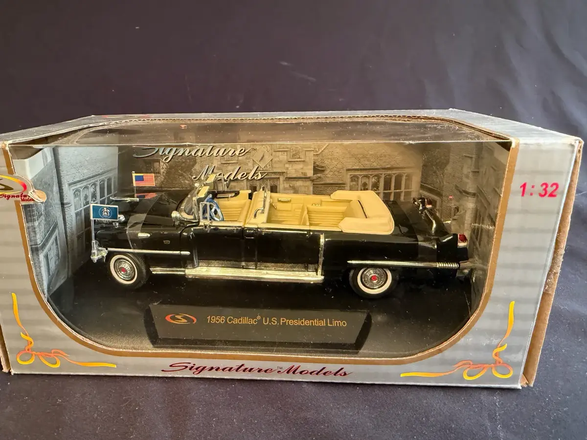 Signature Models 1956 Cadillac U.S. Presidential Limousine 1:32 Die-Cast Model