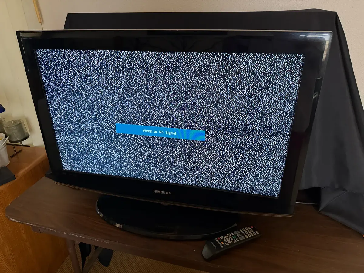 Samsung 32" Flat-Screen TV with Remote & Stand – Powers On