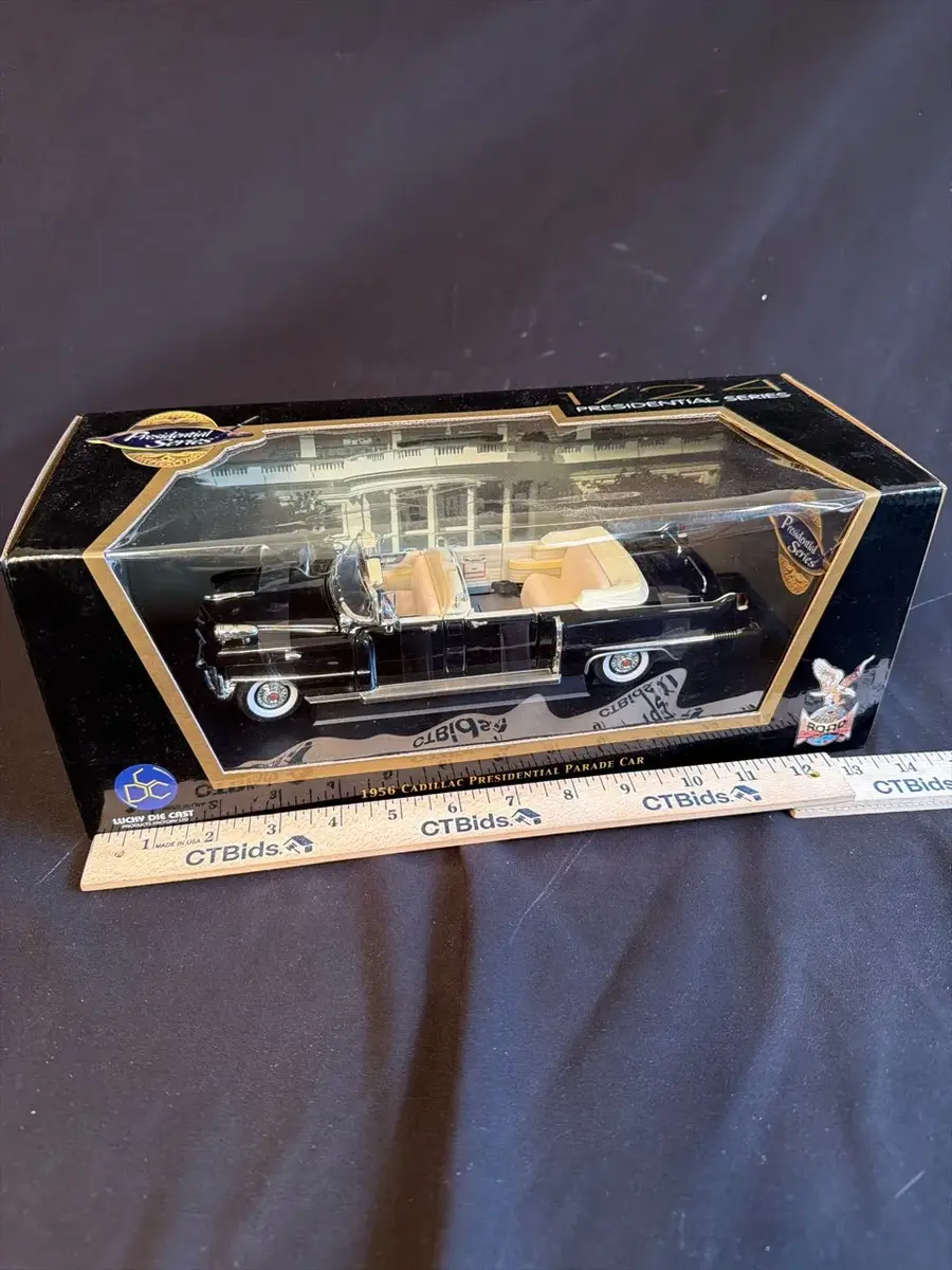 Lucky Die Cast Presidential Series 1956 Cadillac Presidential Parade Car – 1:24 Scale