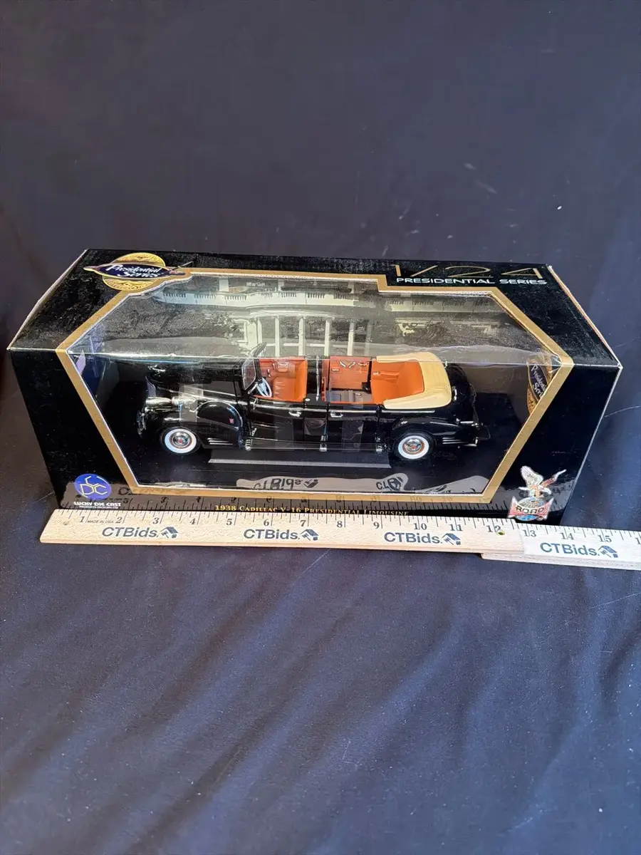 Lucky Die Cast Presidential Series 1938 Cadillac V-16 Presidential Limousine – 1:24 Scale