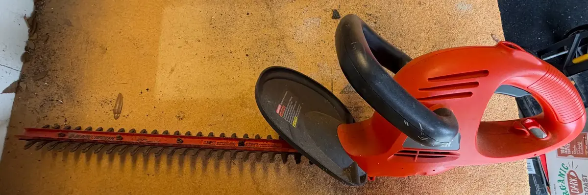 BLACK+DECKER 24-Inch "Hedge Hog" Corded Electric Hedge Trimmer (Model HH2455)