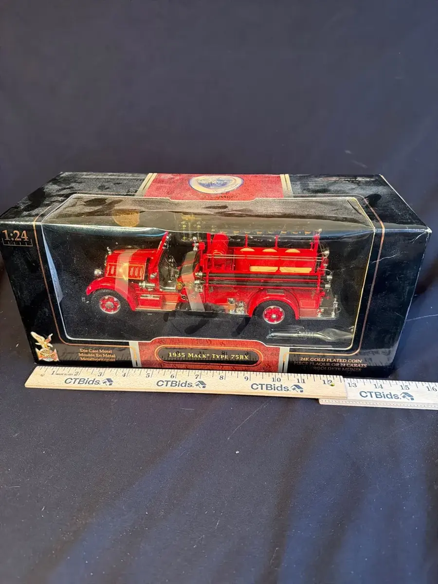 Signature Series 1935 Mack Type 75BX Fire Engine 1:24 Die-Cast Model