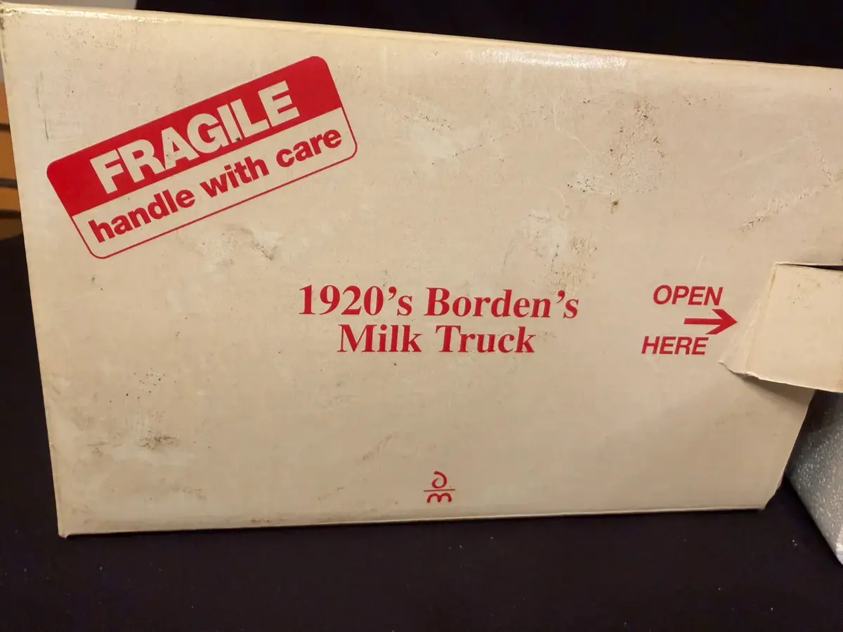 Danbury Mint 1920’s Borden’s Milk Truck Die-Cast Model w/ Original Box & Milk Crates