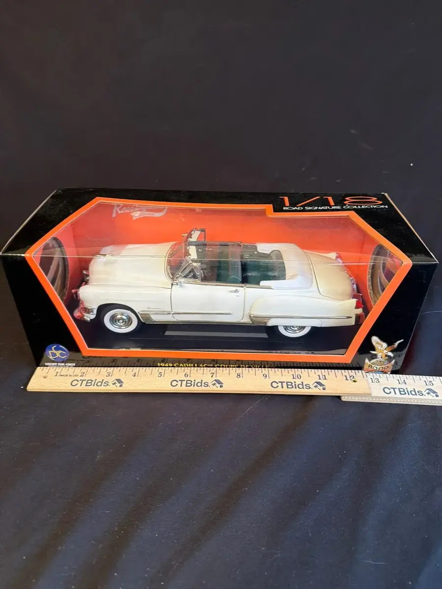 Lucky Die Cast 1949 Cadillac Coupe De Ville Convertible 1:18 Road Signature
