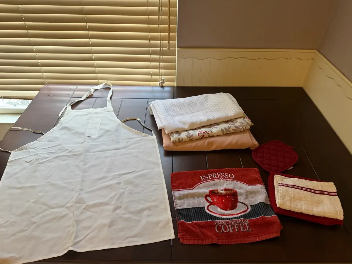 Assorted Kitchen Linens: 4 Square Table Cloths, Apron, Kitchen Towels And Pot Holder 
