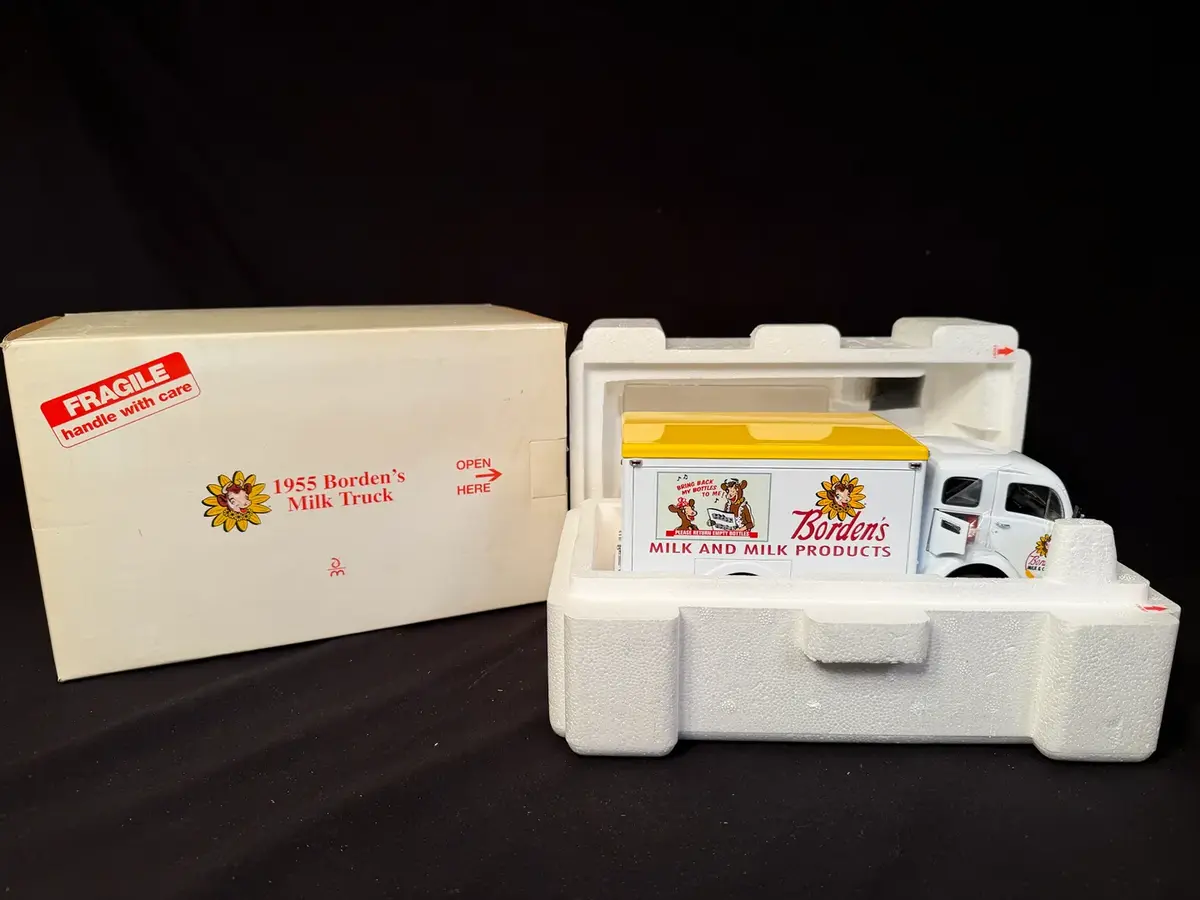 Danbury Mint 1955 Borden’s Milk Truck Die-Cast Model w/ Original Box & 30 Milk Crates
