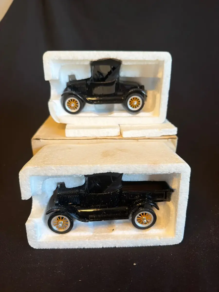 Lot of 3 Vintage Die-Cast Vehicles – Ertl 1923 Chevy Red Oak II & Classic Cars