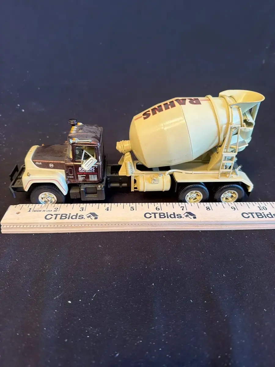 First Gear 1:34 Scale Mack R model Cement Mixer 