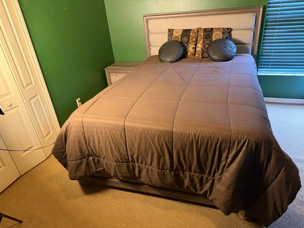 Davis Direct Queen Upholstered Panel Bed, Nightstand & BeautySleep Hybrid Mattress