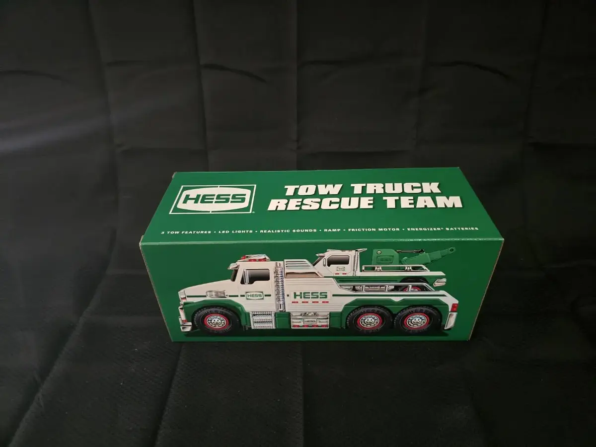 2019 Hess Tow Truck Rescue Team - Toy Vehicle Set in Original Box