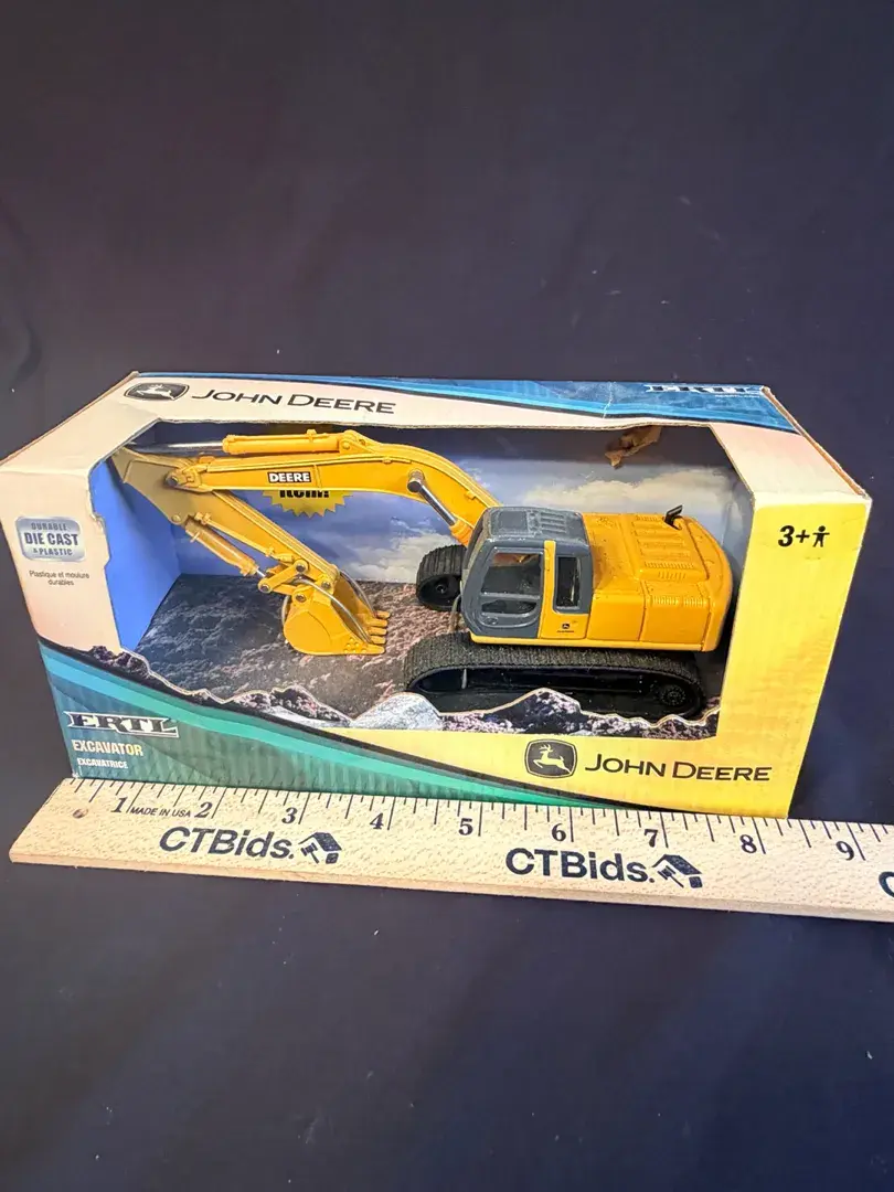 John Deere ERTL Die-Cast Excavator #37013 in Original Box