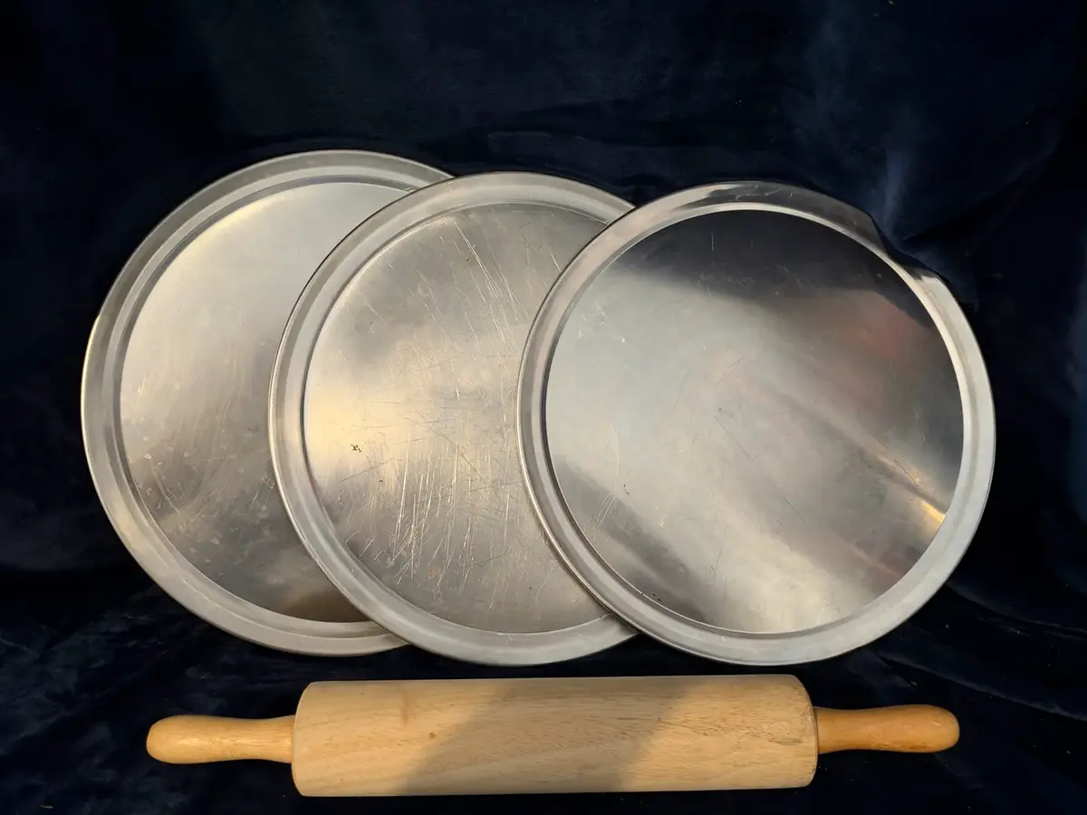 4-Piece Homemade Pizza Making Set – Aluminum Wide-Rim Pizza Pans & Classic Wooden Rolling Pin