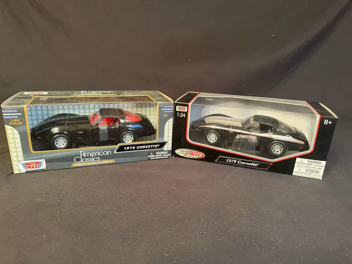Sealed Pair of Motor Max 1979 Corvette 1:24 Die-Cast Models – American Classics & RCR Series 5