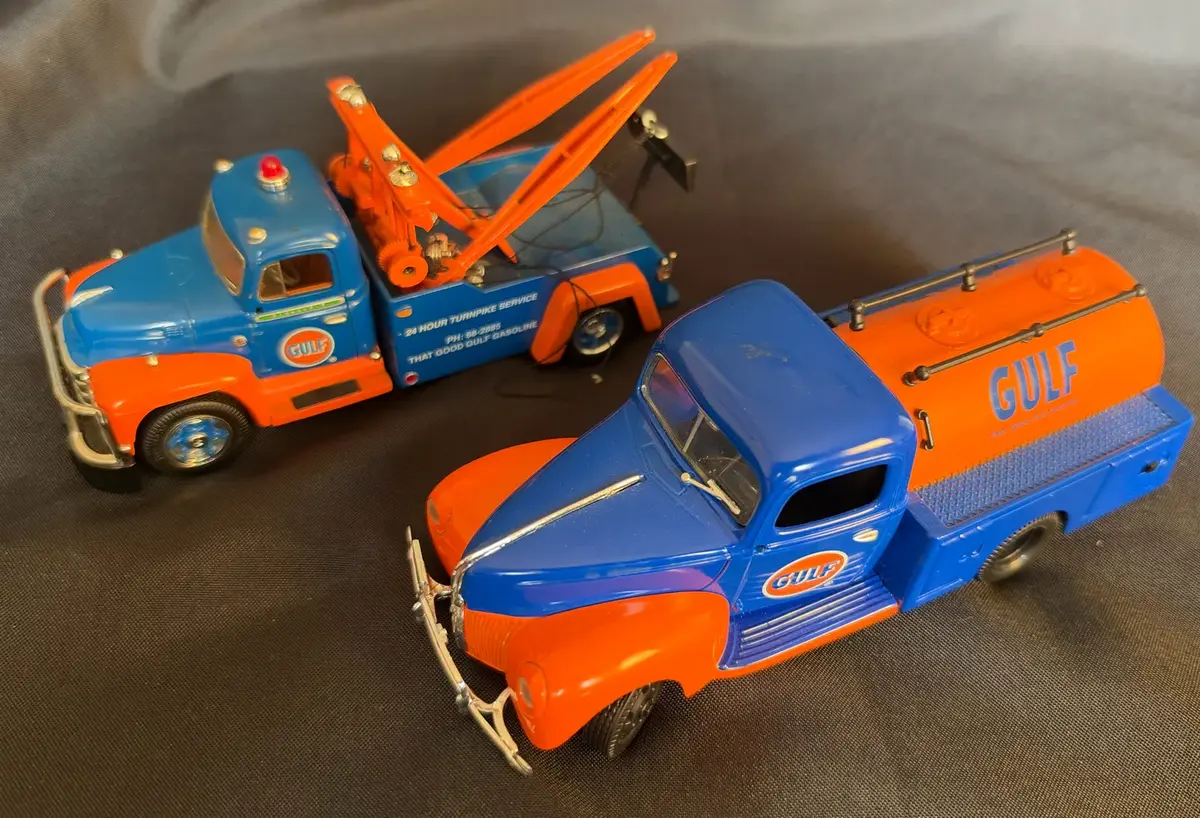 Vintage Gulf Oil Diecast Service Truck Collection (1/25 & 1/34 Scales)