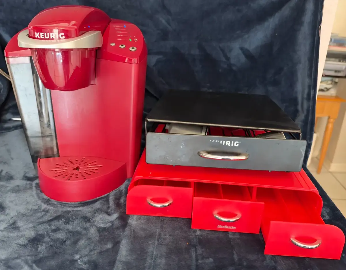 Keurig K-Classic Single-Serve K-Cup Pod Coffee Maker (Rhubarb Red) With k Cup Holders