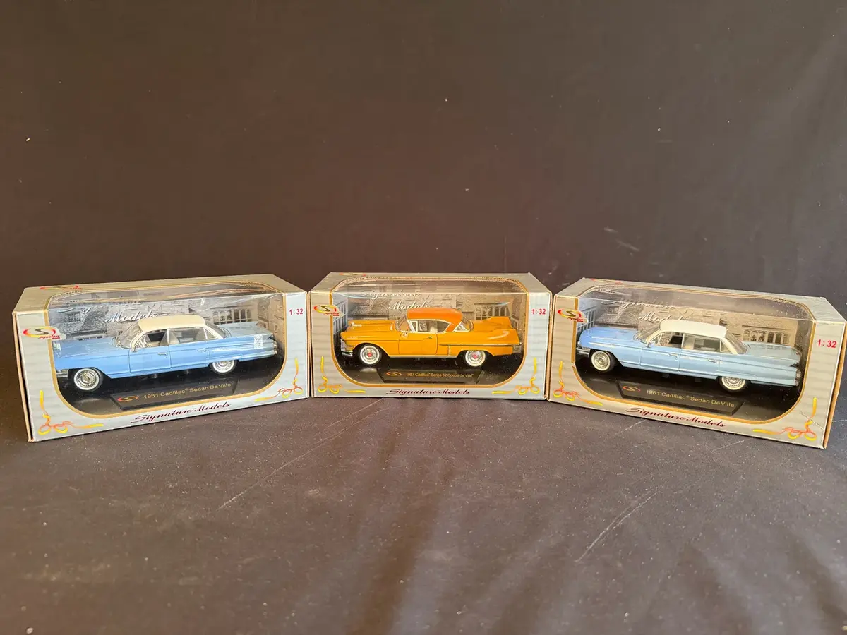 Signature Models Cadillac 1:32 Die-Cast Collection – 1957 Coupe de Ville & 1961 Sedan DeVille – Set 
